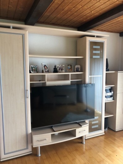 Wohnzimmerschrank und Tisch