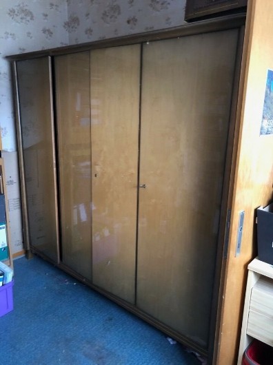 Kleiderschrank zu verschenken (ca. 200 x 180 x 60)