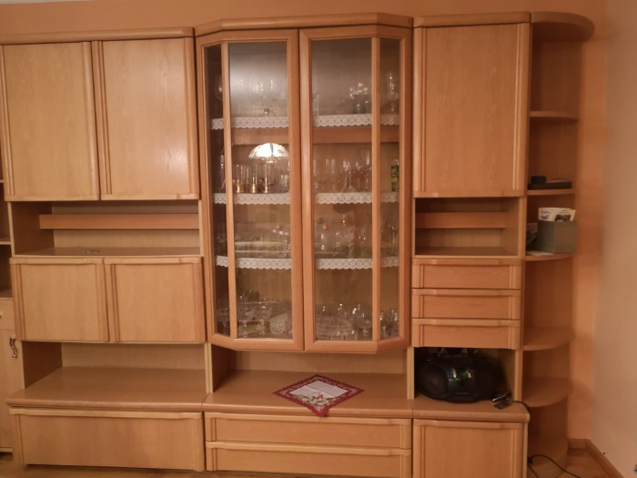 Wohnzimmerschrank teilmassiv, mit Beleuchtung